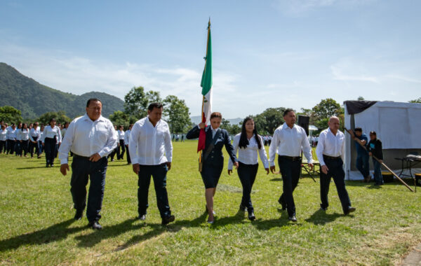 Desfile de Independencia se lleva a cabo en Ixhuatlán del Café