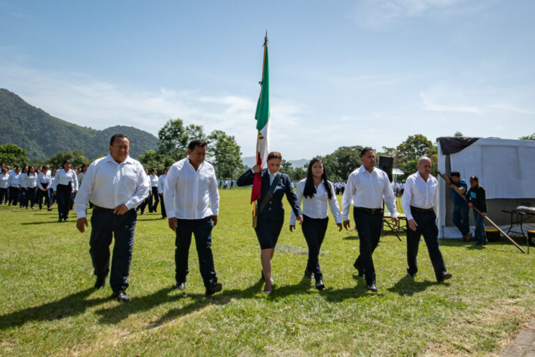 Desfile de Independencia se lleva a cabo en Ixhuatlán del Café