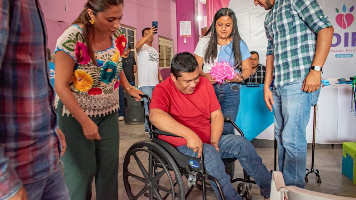 DIF Ixhuatlán entrega apoyos funcionales y alimentarios