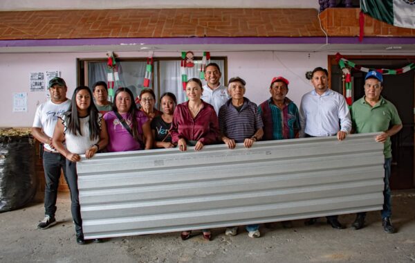 Entrega de láminas de zinc en Ixhuatlán del Café