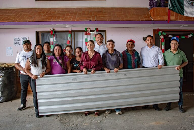 Entrega de láminas de zinc en Ixhuatlán del Café