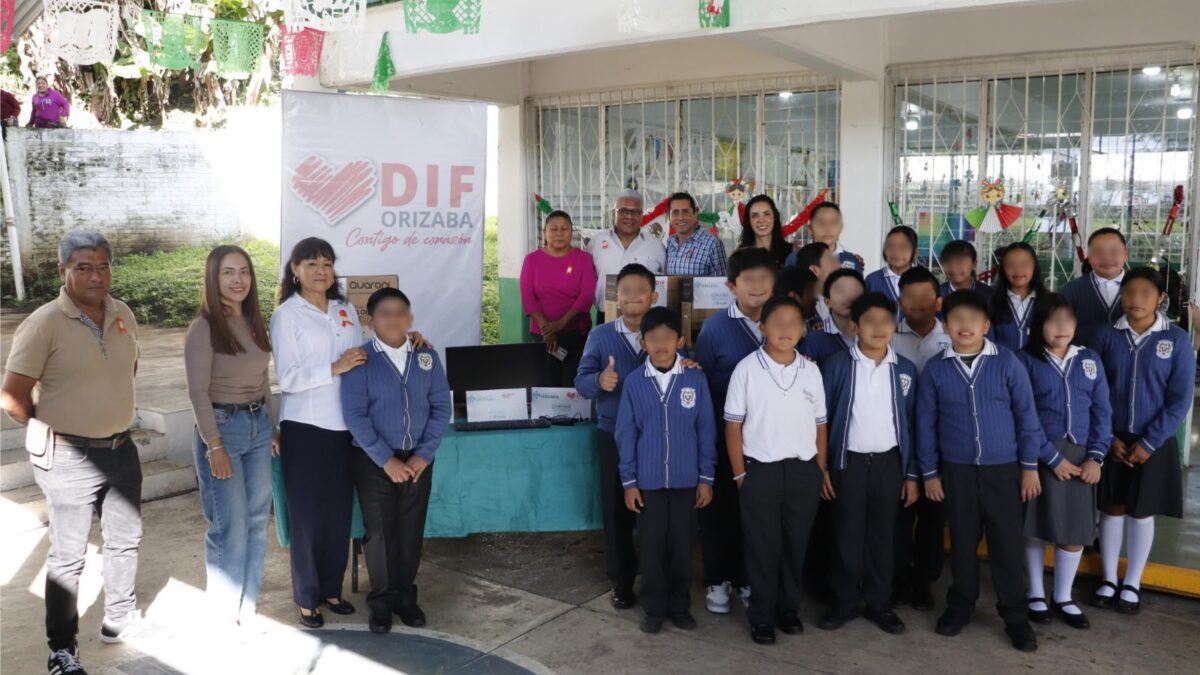 Entregan computadoras a la primaria Venustiano Carranza