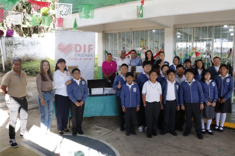Entregan computadoras a la primaria Venustiano Carranza