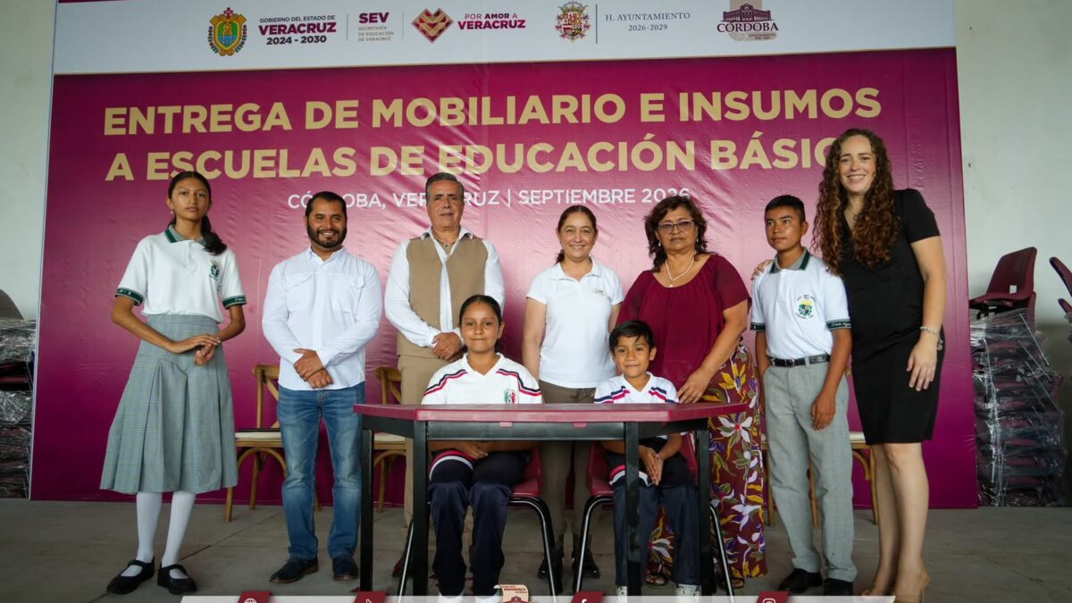 Entregan mobiliario educativo a 163 escuelas en Córdoba