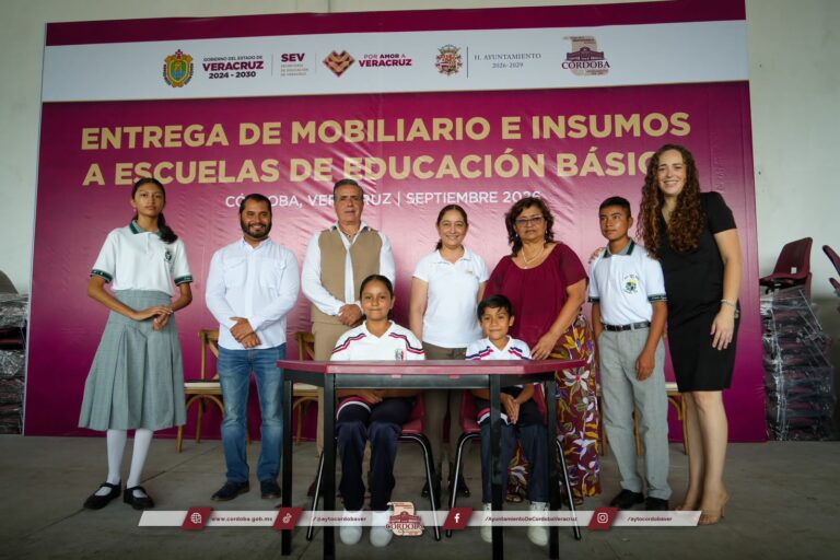 Entregan mobiliario educativo a 163 escuelas en Córdoba