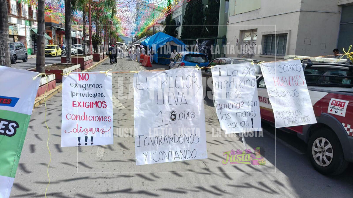 Estudiantes de Medicina en paro buscan respuesta del Gobierno de Veracruz
