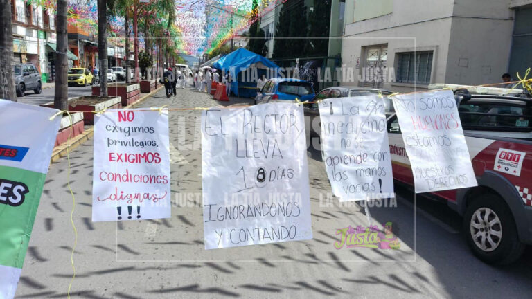 Estudiantes de Medicina en paro buscan respuesta del Gobierno de Veracruz