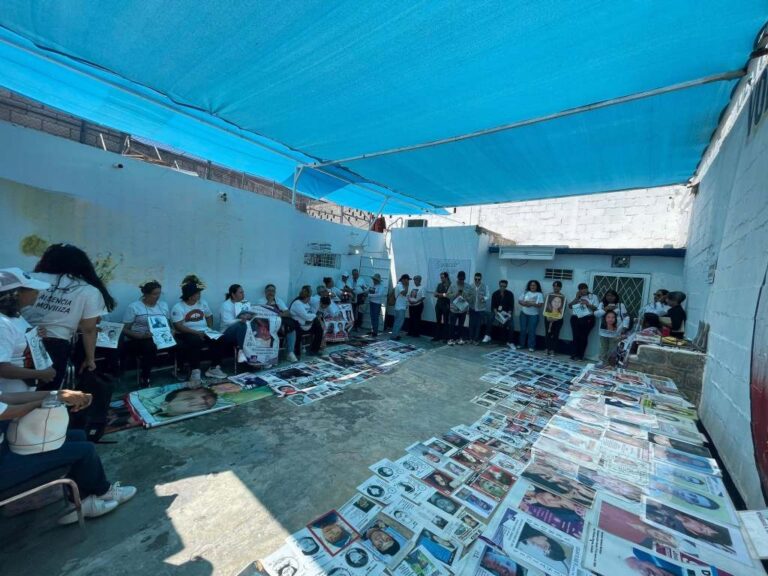 Familias buscan a desaparecidos en penales y anexos