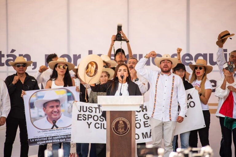 Grecia Quiroz denuncia intento de encarcelamiento en Uruapan