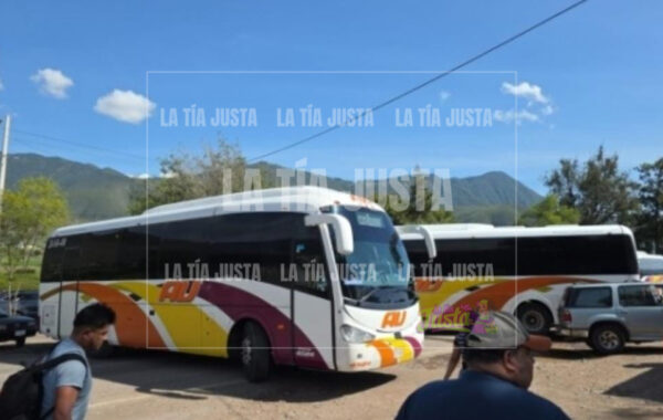 Habitantes bloquean carretera por falta de electricidad