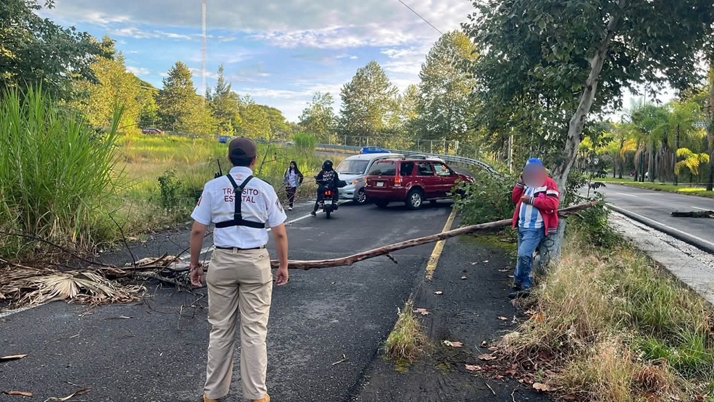 Habitantes bloquean carretera Xalapa-Coatepec por reparaciones