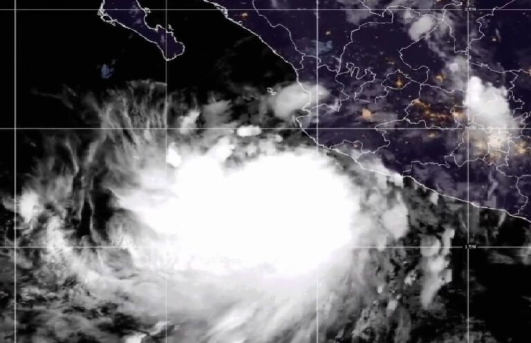 Huracán Rachel se intensifica frente a costas del Pacífico
