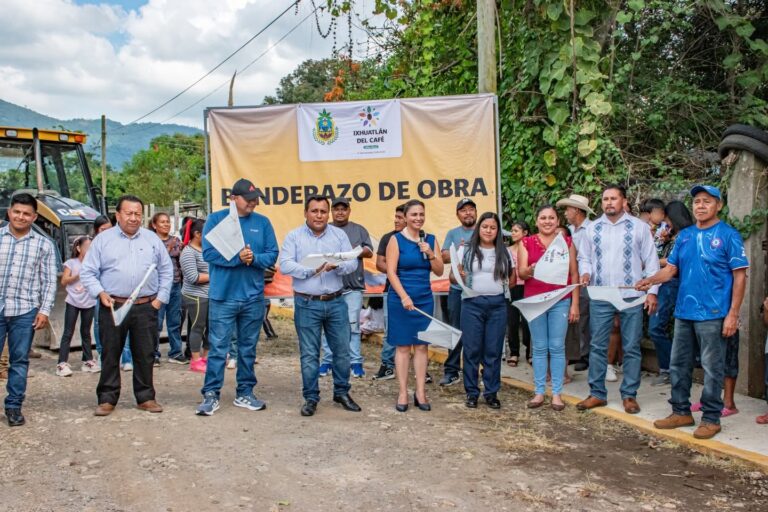 Inicia obra de calle y alumbrado en Zacamitla