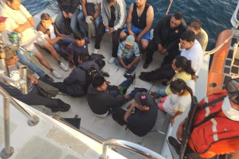 Intervención naval detiene tráfico de 45 mexicanos en Ensenada