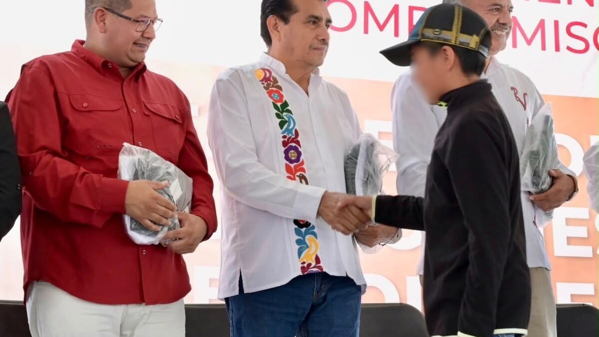 Las Vigas entrega más de 3 mil uniformes escolares