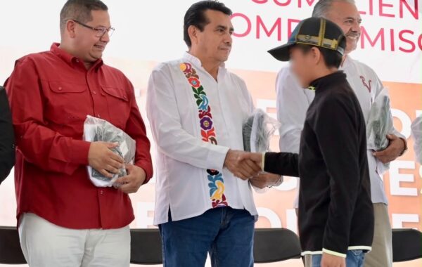 Las Vigas entrega más de 3 mil uniformes escolares