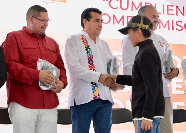 Las Vigas entrega más de 3 mil uniformes escolares