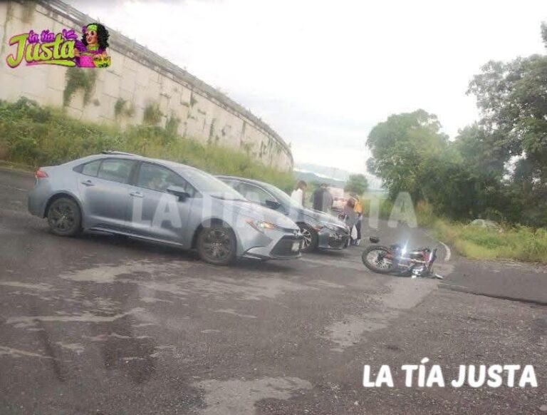 Motociclista herido en choque con auto en Cuitláhuac