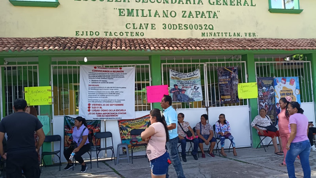 Paro en Secundaria Federal 1 de Minatitlán por transparencia