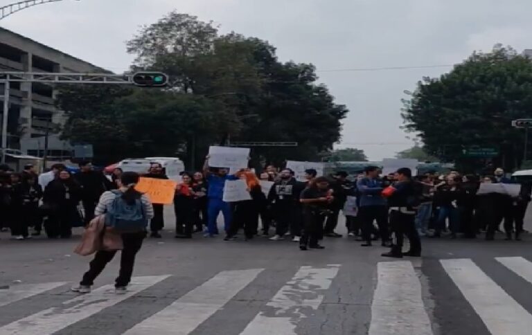 Protesta de médicos residentes por brote de salmonela