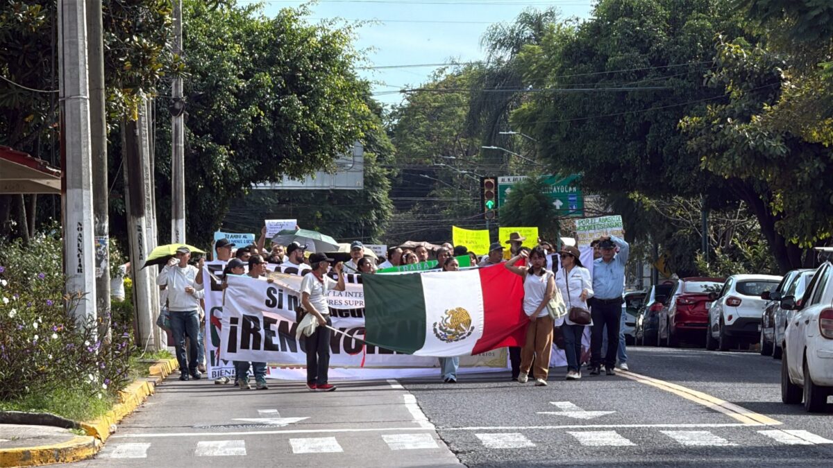 Protesta de trabajadores del CAE por desabasto en Xalapa