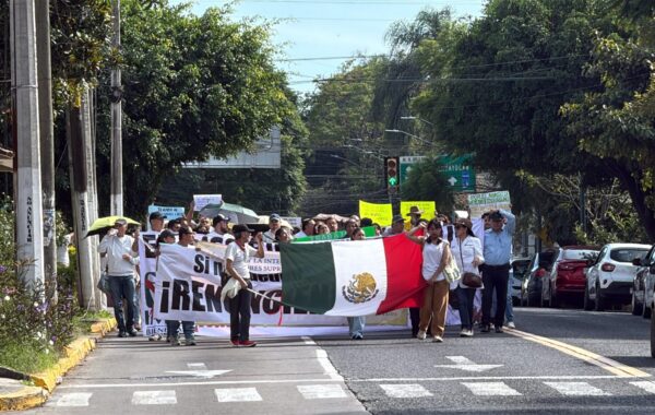 Protesta de trabajadores del CAE por desabasto en Xalapa