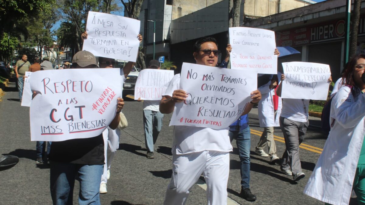 Protesta de trabajadores del IMSS-Bienestar en Xalapa