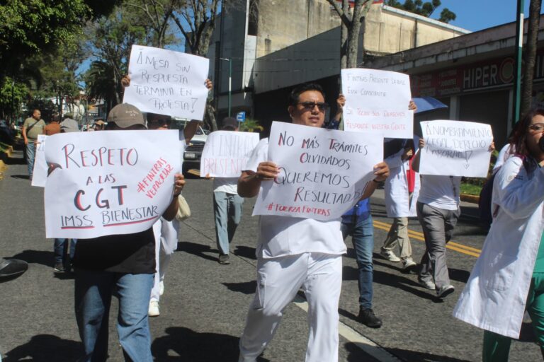Protesta de trabajadores del IMSS-Bienestar en Xalapa