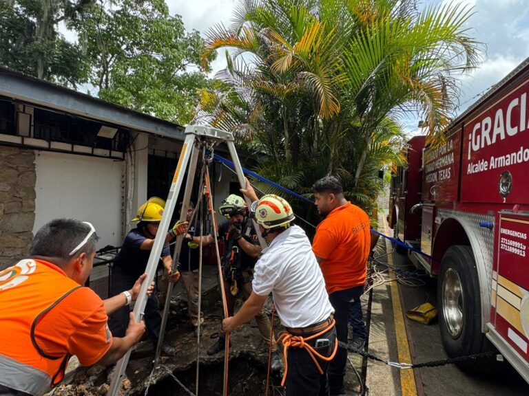 Rescate de cachorro en pozo de 25 metros en Fortín