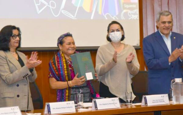 Rigoberta Menchú insta a médicos a ser guías de luz