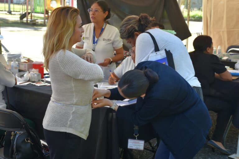 Río Blanco ofrece atención médica en Las Haciendas