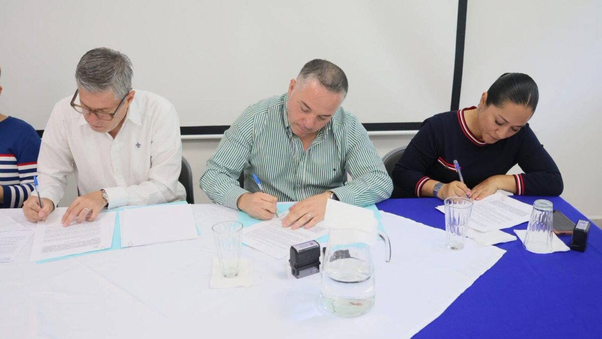 Río Blanco y UV firman convenios para proyectos comunitarios