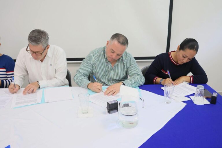 Río Blanco y UV firman convenios para proyectos comunitarios