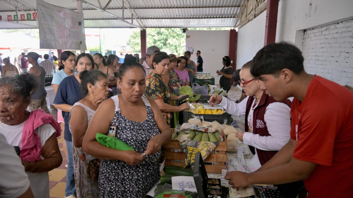 Rosa María promueve desarrollo rural con feria agronómica