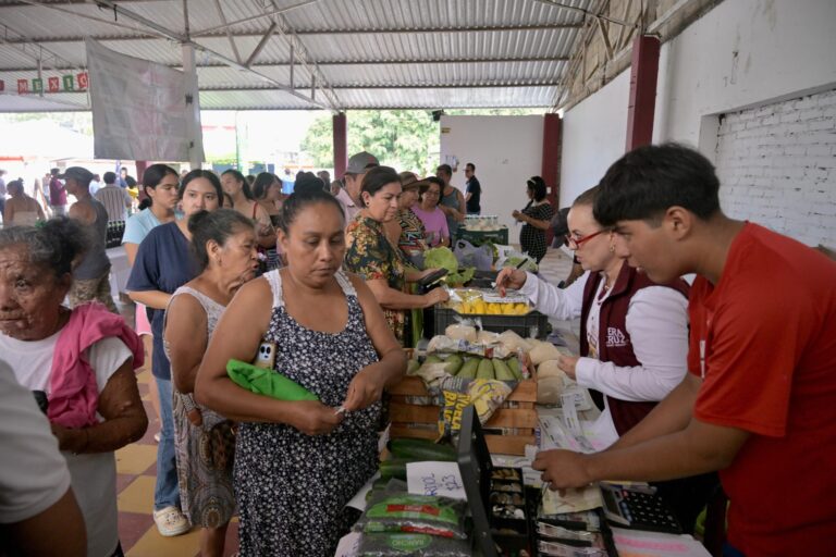 Rosa María promueve desarrollo rural con feria agronómica