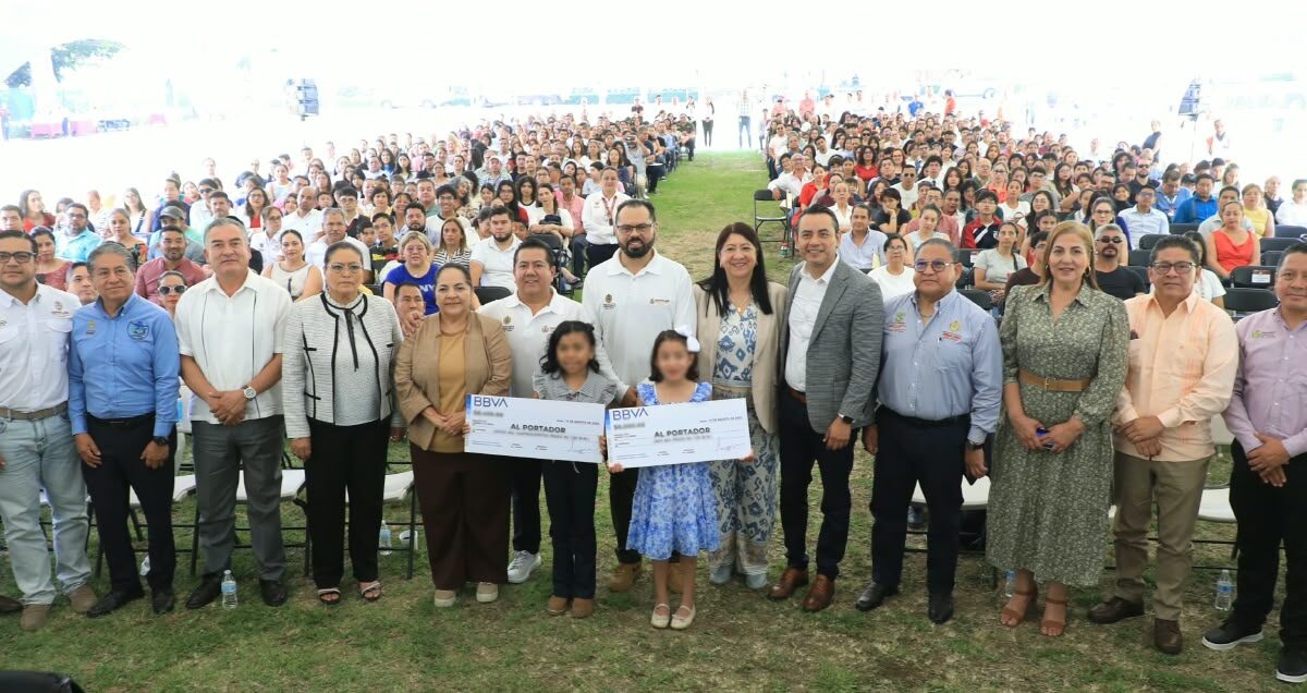 Sefiplan entrega becas a hijos de trabajadores sindicalizados
