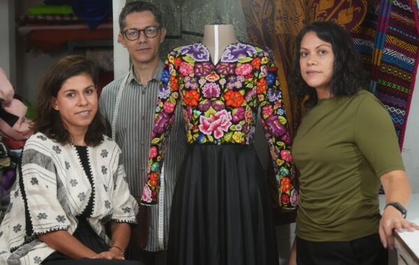 Sheinbaum rinde homenaje a artesanas con vestido patrio