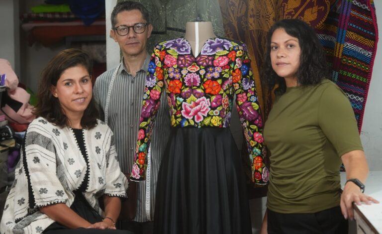 Sheinbaum rinde homenaje a artesanas con vestido patrio