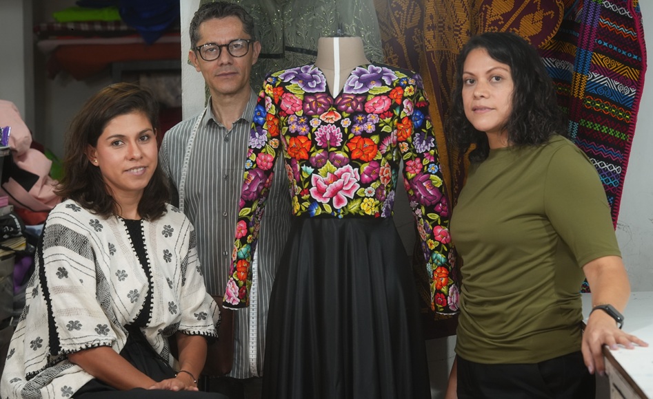 Sheinbaum rinde homenaje a artesanas con vestido patrio