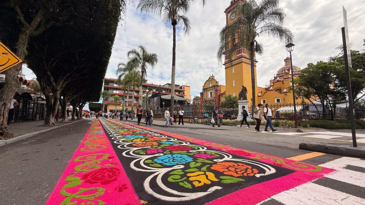 Tapetes de arte y fe adornan la calle Madero