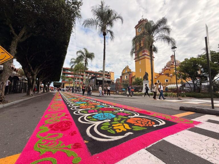 Tapetes de arte y fe adornan la calle Madero