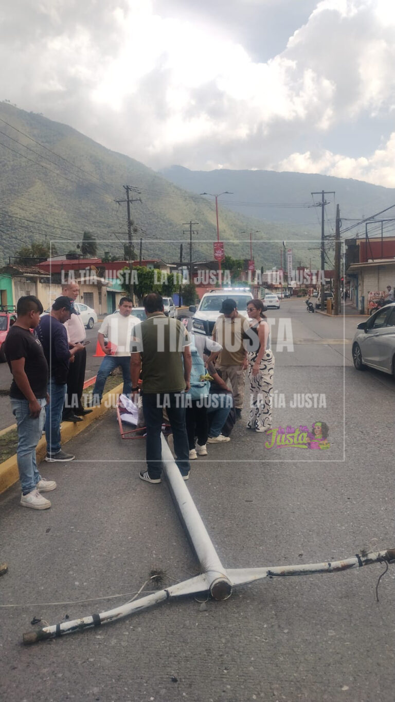Trabajador lesionado tras caer con poste de alumbrado