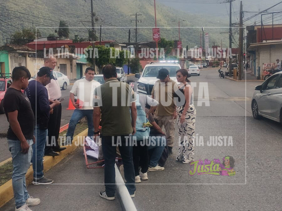 Trabajador lesionado tras caer con poste de alumbrado