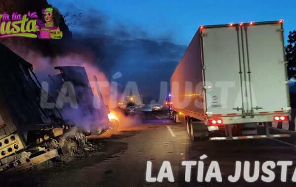 Tractocamión se incendia tras falla de frenos en Maltrata