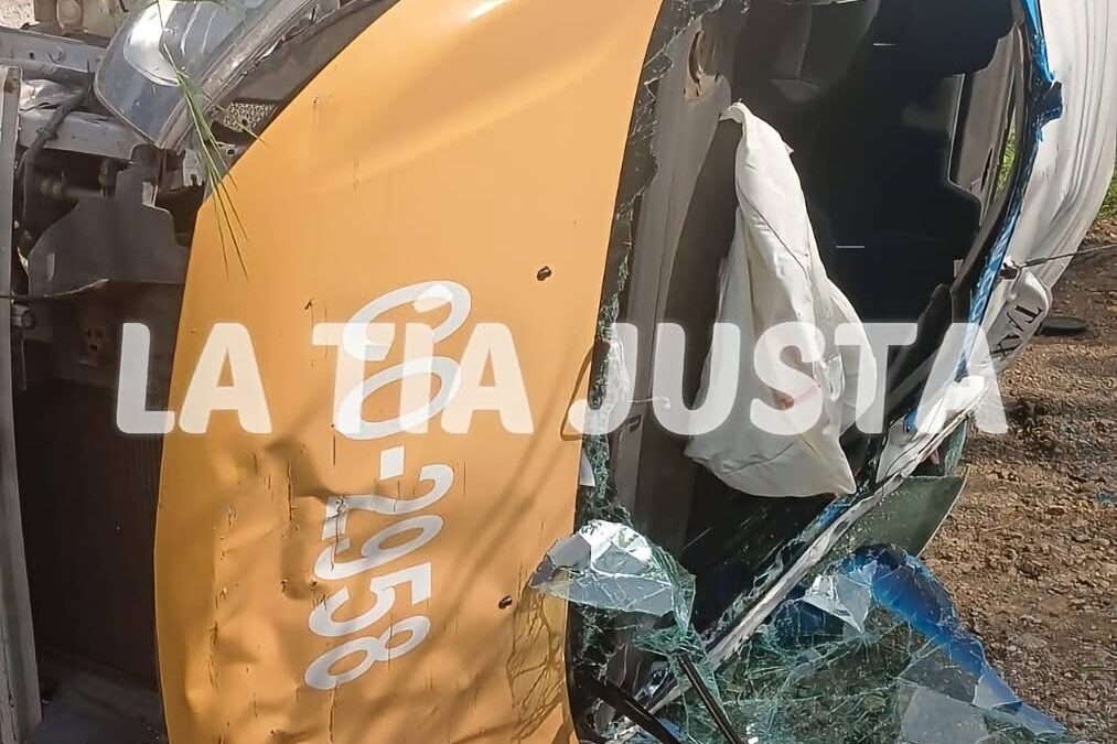 tren choca taxi en Amatlán de los Reyes