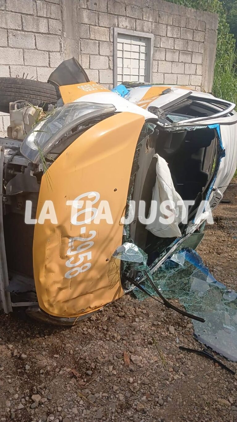 tren choca taxi en Amatlán de los Reyes