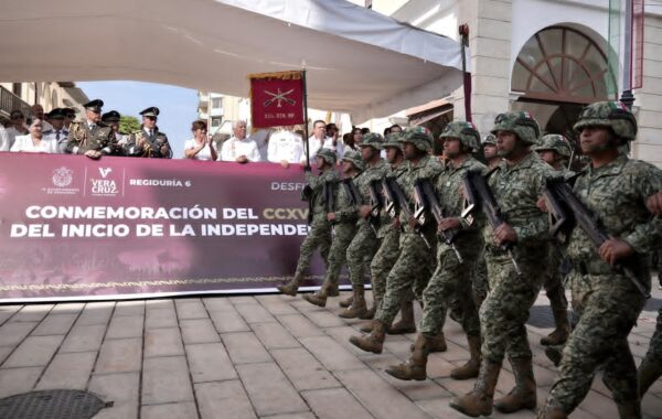 Veracruz celebra el regreso del desfile cívico-militar