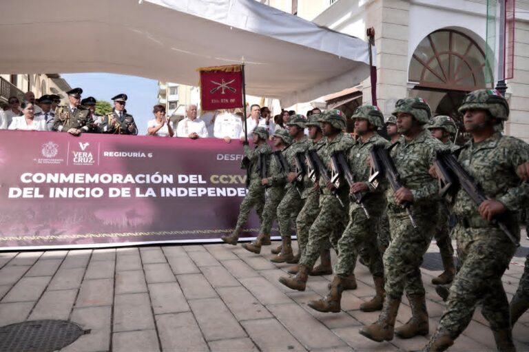 Veracruz celebra el regreso del desfile cívico-militar