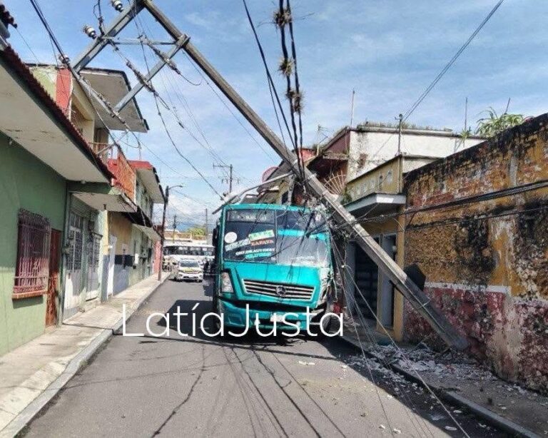 Accidente de autobús causa corte de energía en Orizaba