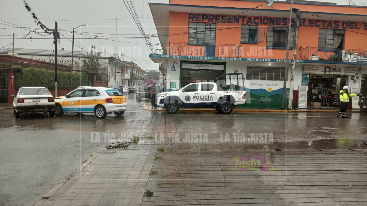 Accidente entre taxi y auto particular en Córdoba
